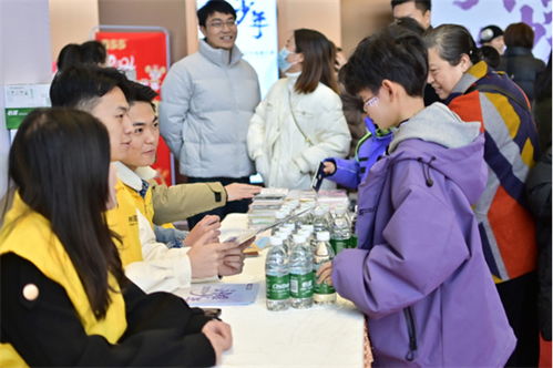 志愿微光 點亮童心向未來 創藝裝飾志愿服務為閃耀少年保駕護航